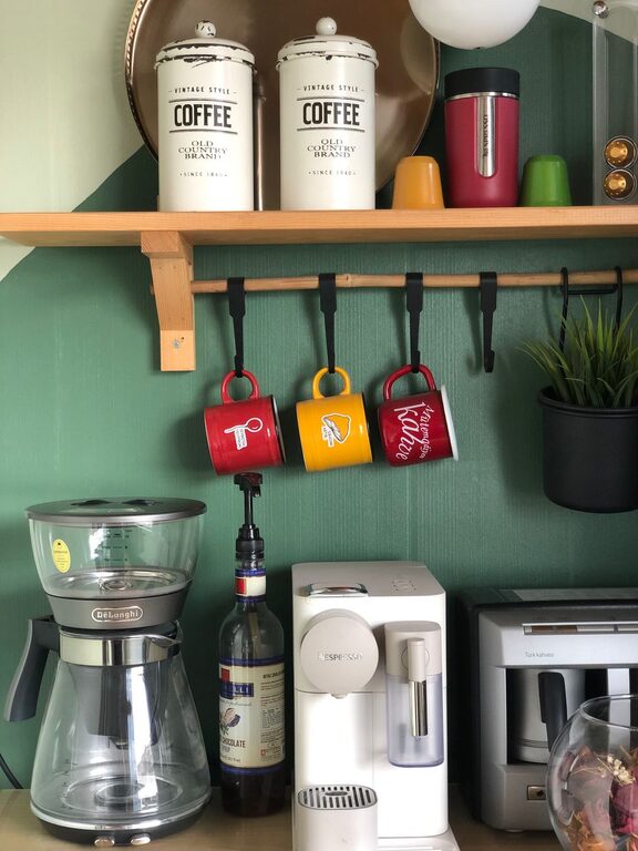 Cum să îți amenajezi o stație de cafea acasă ușor și frumos